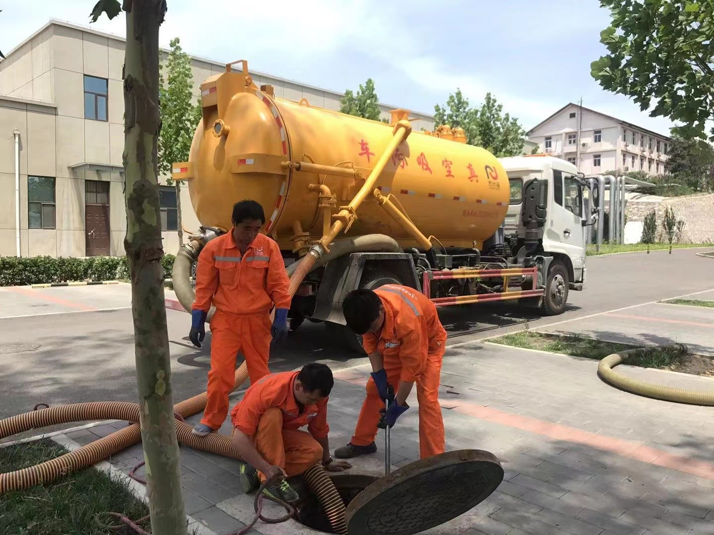 新州镇化粪池清理与5-8吨吸粪车施工效率分析